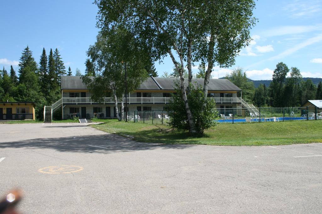 Hotel La Cuillere A Pot Saint-Donat-de-Montcalm Exterior foto
